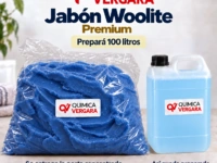 Jabón Woolite Premium Química Vergara: pasta azul compacta para preparar 100 litros y muestra celeste del producto preparado